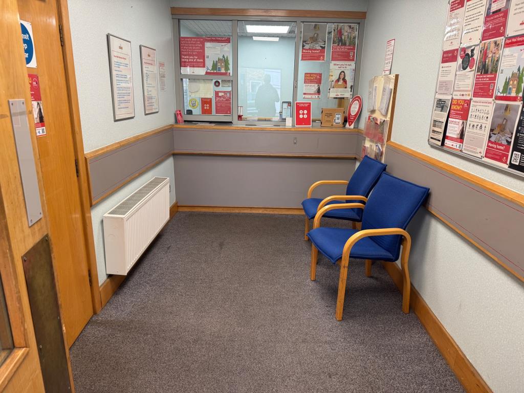 Lot: 44381 - TO BE OFFERED IN OUR DECEMBER AUCTION UNLESS SOLD PRIOR FREEHOLD PREMISES IN CENTRAL LOCATION WITH PARKING - Enquiry office with counter